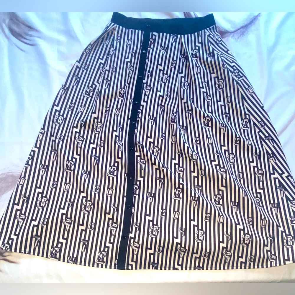 "Chic Black and White Patterned A-Line Skirt"